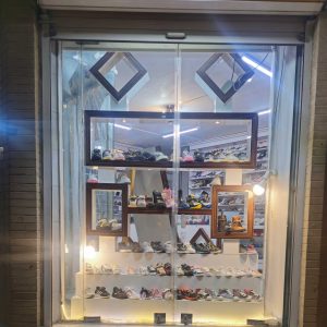 درباره ما کفشدونی نمای بیرونی فروشگاه کفشدونی قسمت ویترین بچگانه