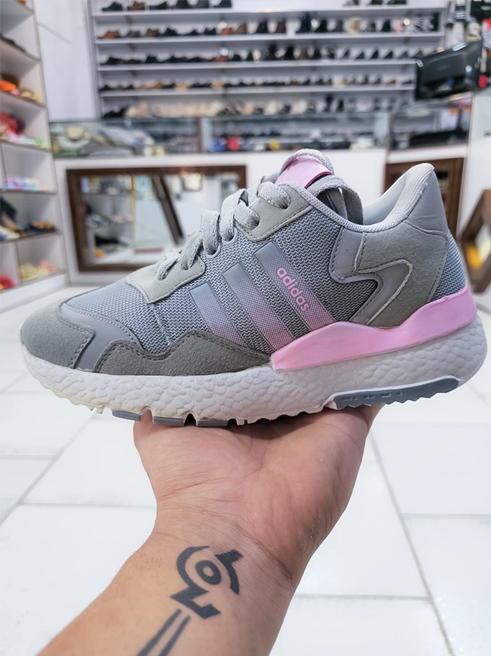 کفش اسپرت زنانه آدیداس رنگ طوسی صورتی