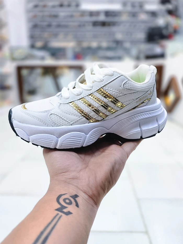 کفش اسپرت زنانه آدیداس رنگ سفید طلایی