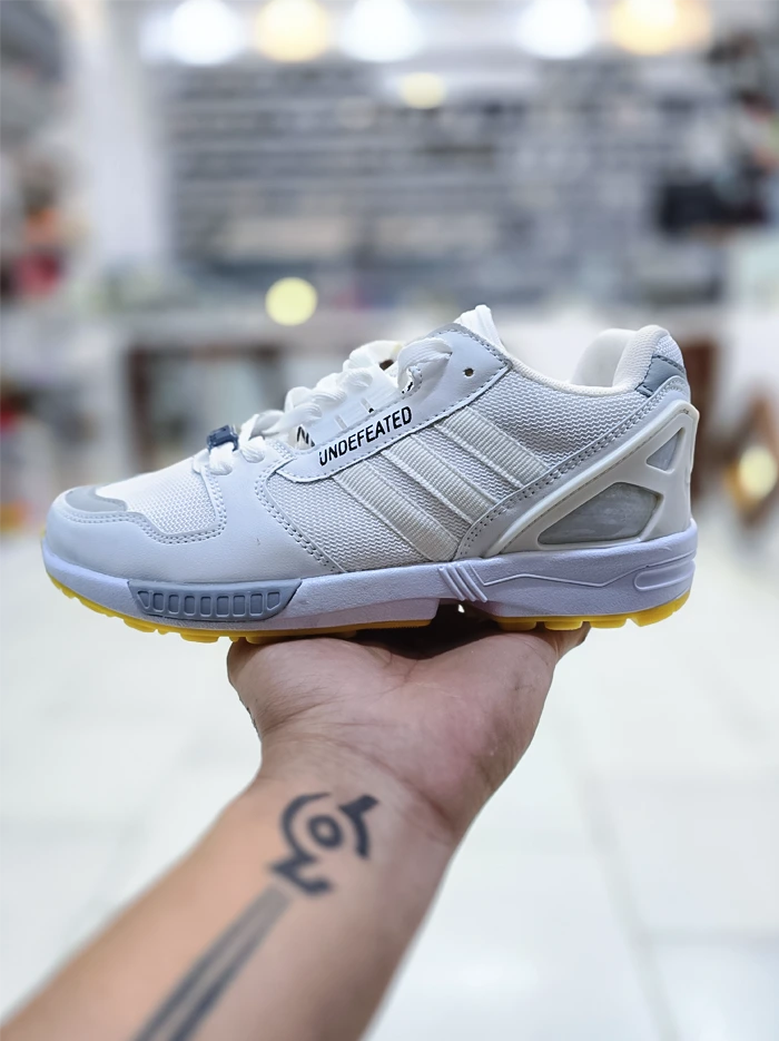 کفش اسپرت مردانه آدیداس زد ایکس سفید با طراحی مینیمال و کفی نرم – مناسب ورزش سبک و پیاده‌روی روزانه | کفشدونی