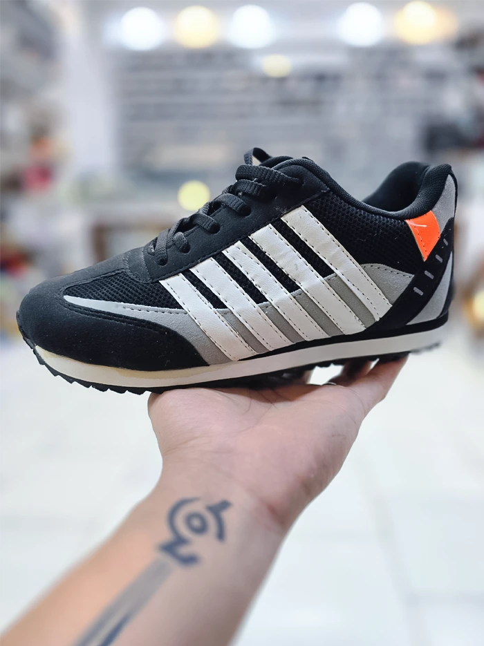 کفش اسپرت مردانه ام پی پدیده مشکی با طراحی پنج خط کلاسیک و کفی انعطاف‌پذیر – مناسب پیاده‌روی و ورزش سبک | کفشدونی