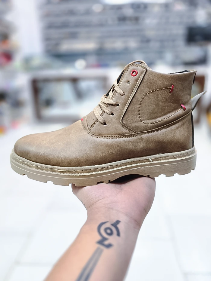 کفش نیم بوت مردانه تریشه قرمز و نسکافه‌ای با طراحی مقاوم و کفی نرم – مناسب پیاده‌روی و استفاده روزمره | کفشدونی