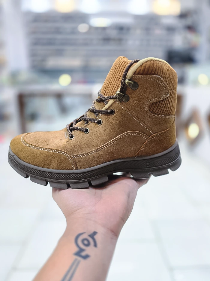 کفش نیم بوت مردانه تمام چرم نسیم رنگ عسلی با طراحی کلاسیک و کفی راحت – مناسب استفاده روزمره و محیط‌های رسمی | کفشدونی