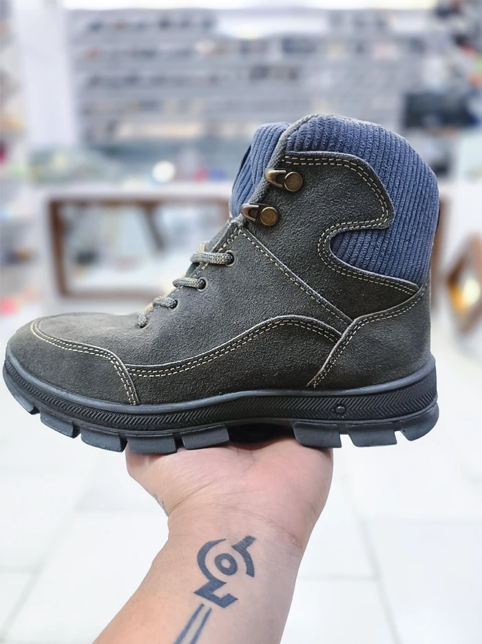 کفش نیم بوت مردانه تمام چرم نسیم فیلی با طراحی کلاسیک و کفی راحت – مناسب استفاده روزمره و محیط‌های رسمی | کفشدونی